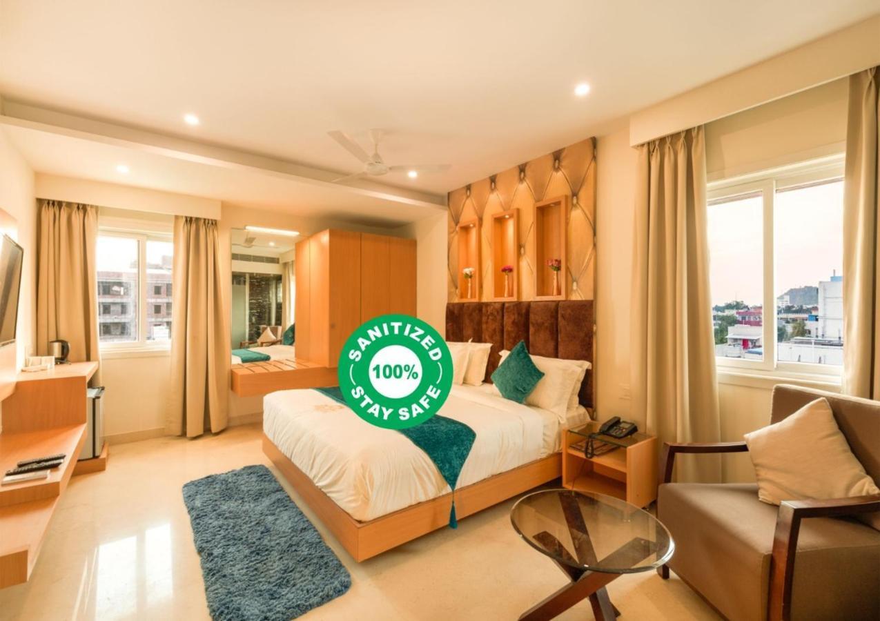 Kvr Capitol Suites Vijayawāda Екстериор снимка